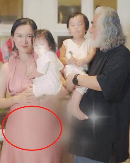 又怀孕了张纪中晒妻儿近况娇妻杜星霖肚子微隆疑怀了第三胎