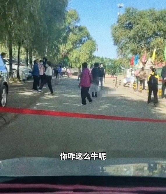 鹤岗|临时管制？黑龙江鹤岗一幼儿园拦截道路，车主质疑：咋这么牛呢