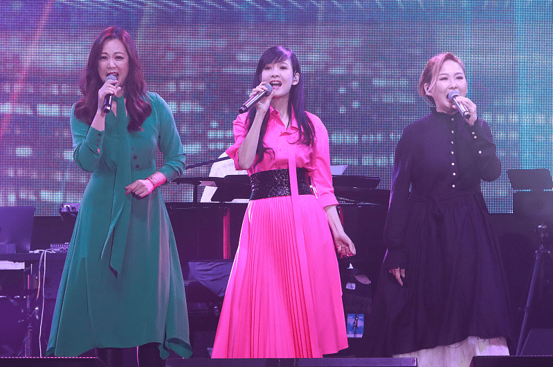 都能|虽然周慧敏老得明显，但依旧有少女心，穿裙子都挑亮色，看着好嫩