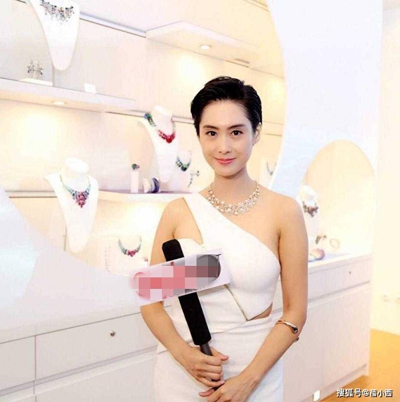 傲人|朱茵完全忽略了大婶的年龄,一身别致穿搭,大胆展现“傲人”身材