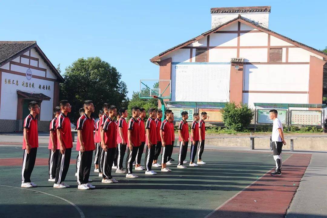 龙虎山文武学校我校组织2021年秋季开学军训汇演