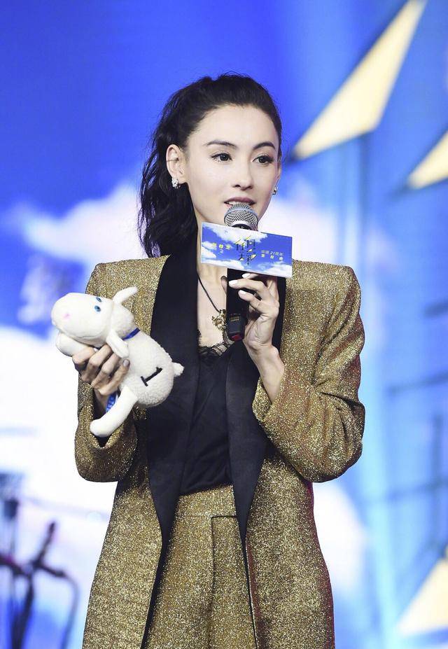 设计|41岁张柏芝气质真好，穿金色西装扎高马尾时尚减龄，美得高级