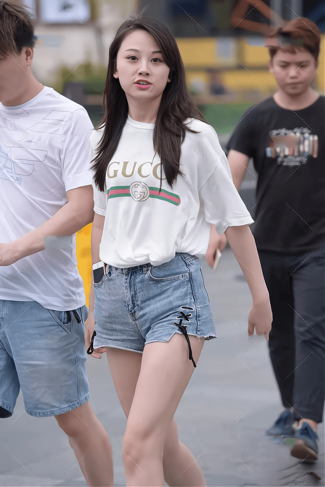 女孩子|T恤配短裤没有过时，选对衣服款式一样会非常的时髦有型