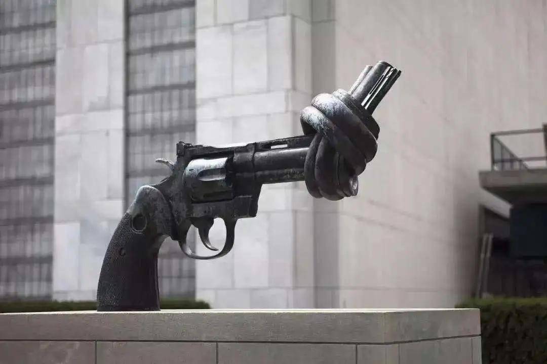 联合国总部前的雕塑"打结的手枪"对革命先辈最好的纪念,就是传承他们