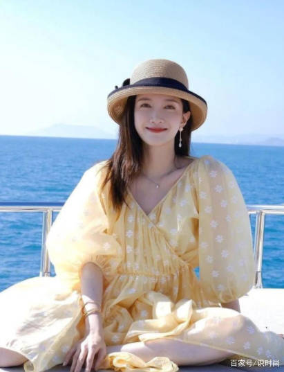 初恋|宋祖英仿佛冻龄了，穿粉色西装搭配半身裙，不像是年过五旬的人