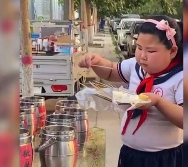 体重|小女孩路边吃串串，小肚子让人“出戏”，网友：和我爸肚子一样
