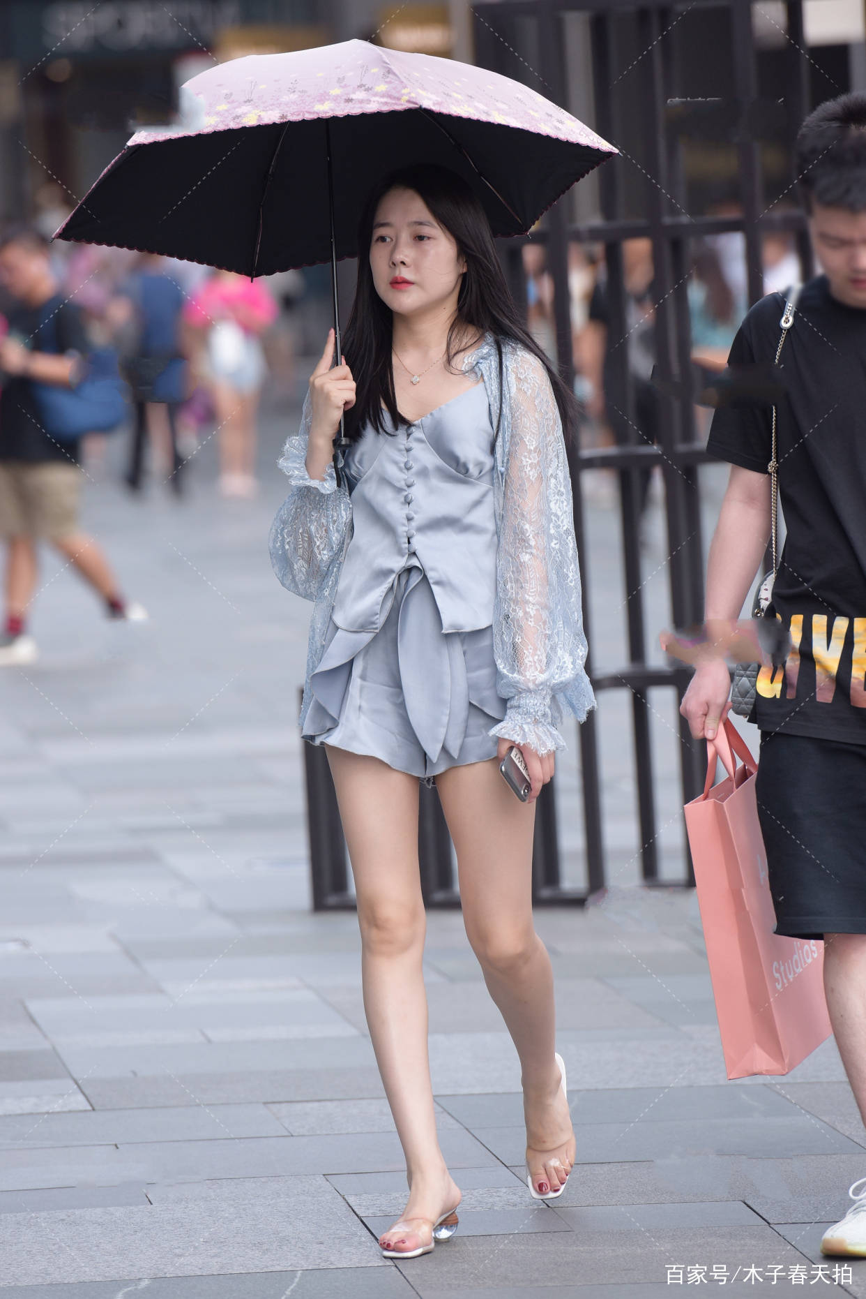 爱美|手拿太阳伞身穿会色连衣裙，轻松展现最高级的气质