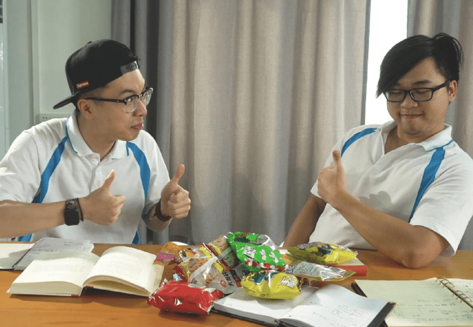 食品|一中学焚毁学生自带零食,家长有意见了,校长回应后家长仍不买单