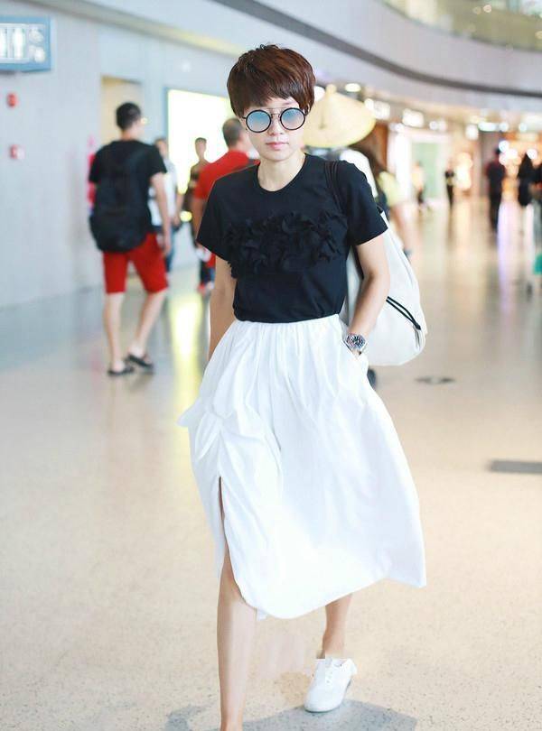 高跟鞋|立秋后无论穿裤子还是裙子，都别搭高跟鞋了，瞧瞧下面明星这样穿