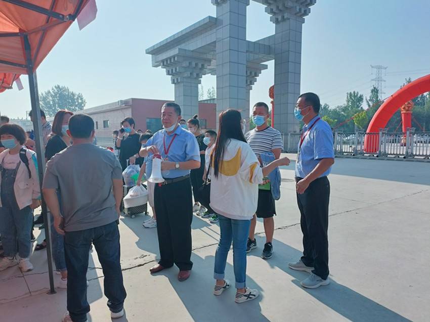 老生返校新生报到,文安贺阳实验学校小学部有条不紊严密组织
