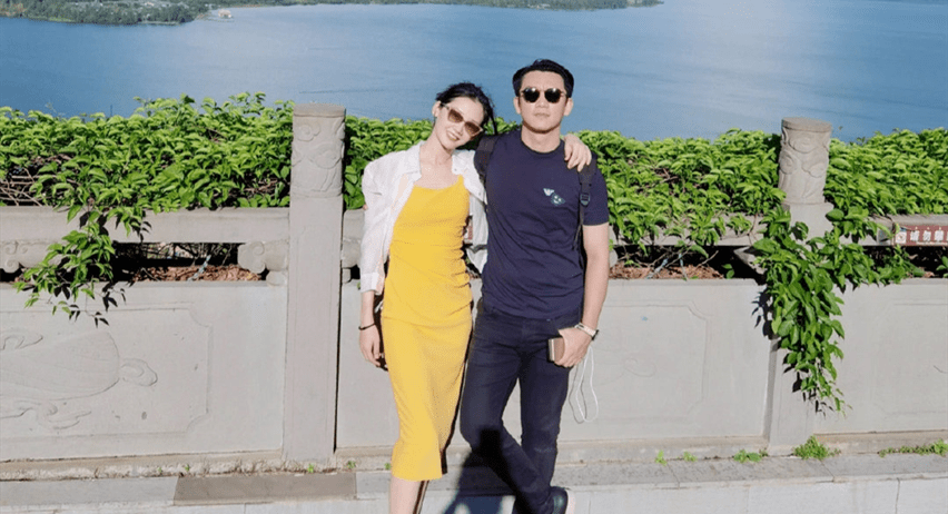 苗苗|苗苗夫妇出游，穿背带裙身材冯女郎里少见，郑恺发际线后移显油腻