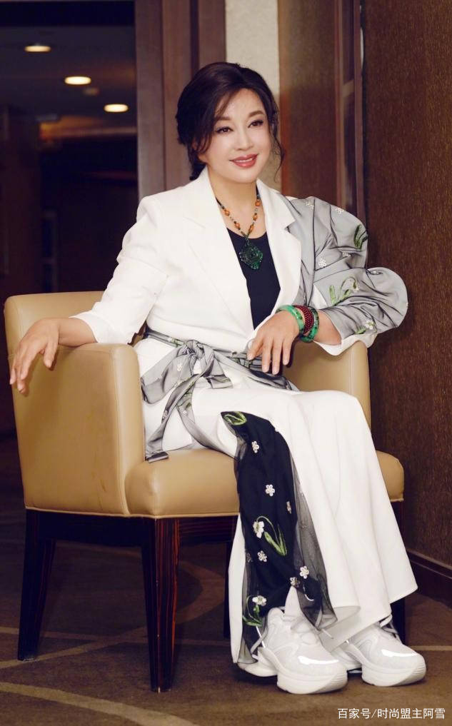 身材|女人55岁以后，建议少穿T恤，今夏学刘晓庆这样穿，时髦还减龄