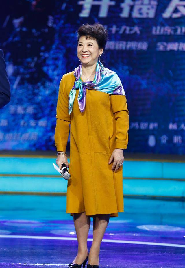 服装|老戏骨“王馥荔”真会穿，大衣裙搭配花丝巾，一点不像49年出生的