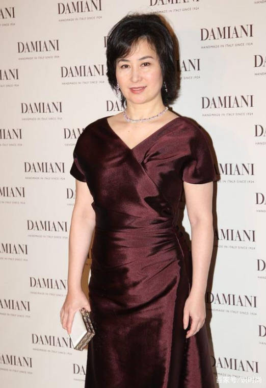 颜色|59岁何超琼现身活动，素色裙也难掩天生丽质，可想她年轻是多美的