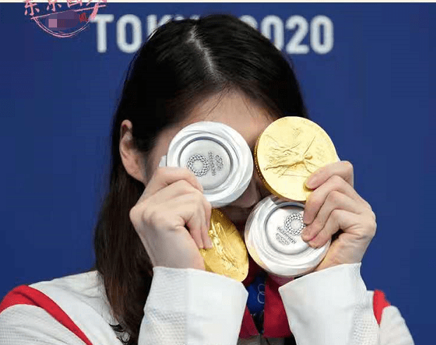 直角|蝶后张雨霏成奥运赢家！穿白裙美貌不输明星，跟关晓彤合影更抢眼