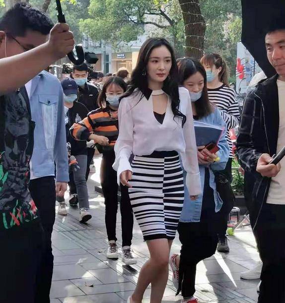 二八定律|杨幂拍戏太累？生图路透法令纹抢眼显老十岁，穿60块回力鞋撑国货