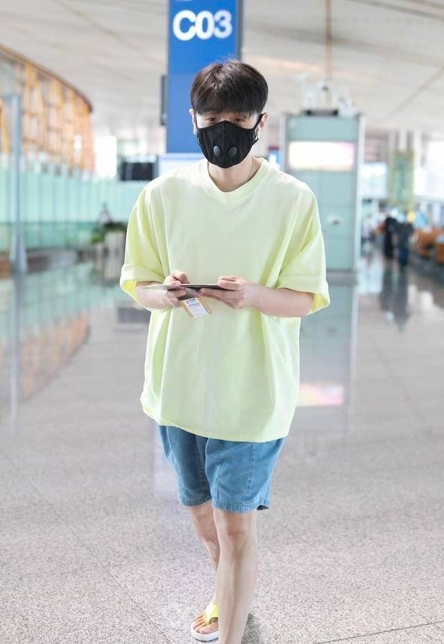 李荣浩|李荣浩够任性的,脚踩人字拖现身机场,边玩游戏超显轻松自在