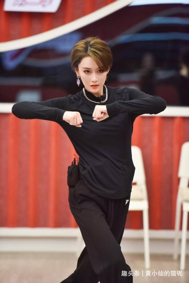 面部|短发的张馨予别有风韵,穿低领连衣裙秀凹凸曲线,女人味十足