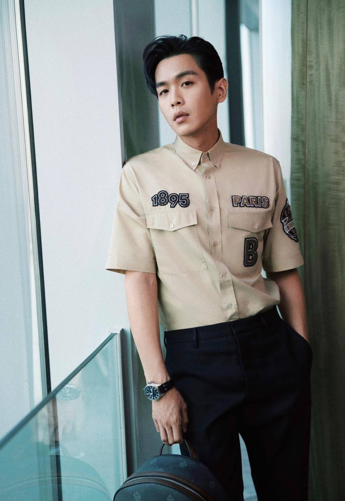 颜色|张若昀看着不像孩子爸，穿衬衫还是个大男孩，真招女粉喜欢