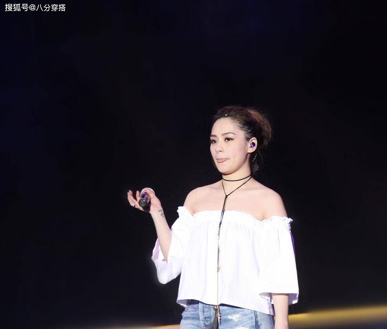 黑色|钟欣潼又美出圈了，一袭白色吊带连衣裙洋气精致，高挑纤瘦真惹眼