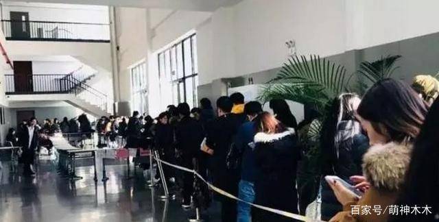 校服|中戏校服成最IN时尚单品！众多明星抢着穿，代购一件难求！