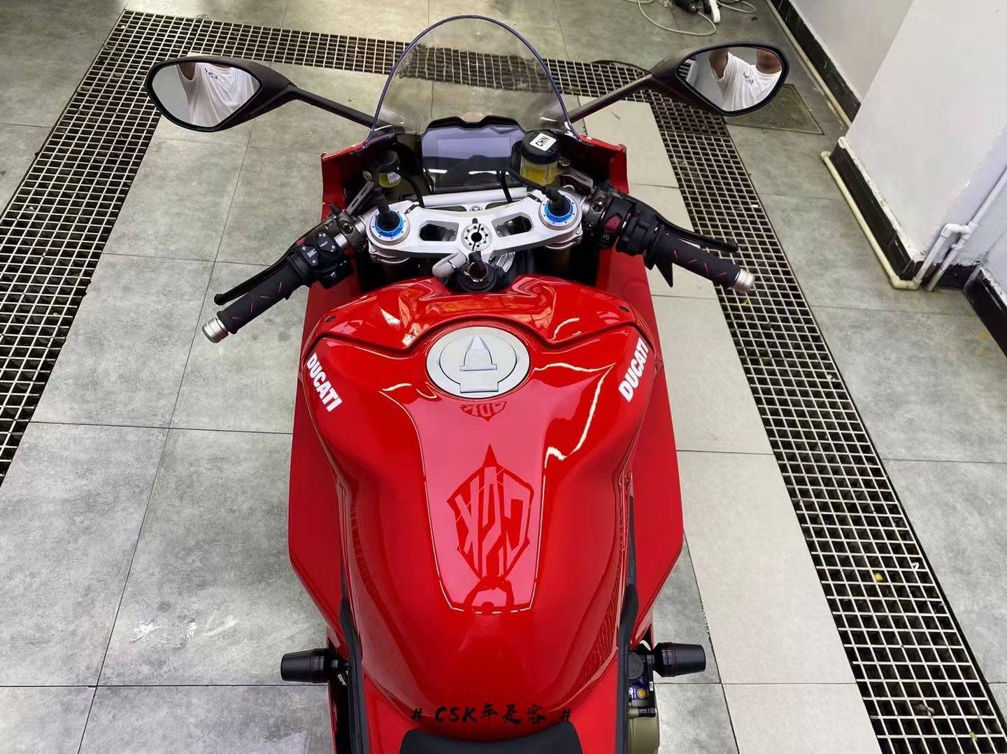 機車界中的法拉利杜卡迪panigalev4s就是這麼豪橫