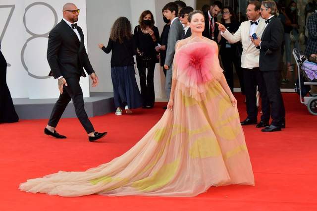 高定|高定也不一定显贵！暮光女穿香奈儿新季高定，画风却像路边摊睡衣