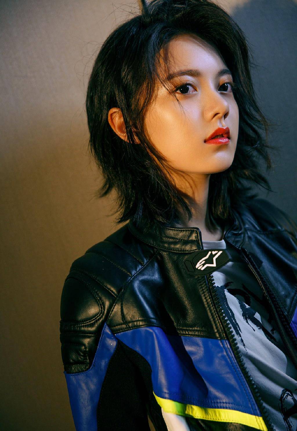 黑色|她是《少年派》林妙妙,穿机车服配牛仔裤,帅气得不像17岁少女