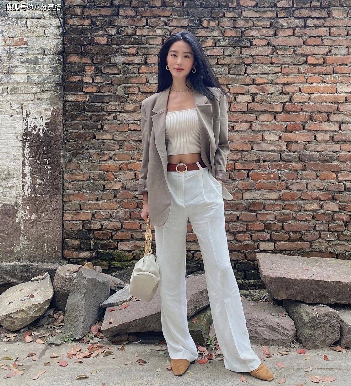 氛围|论气质我只服杨采钰，黑色西装搭配波点衬衫摩登复古，浪漫又高级