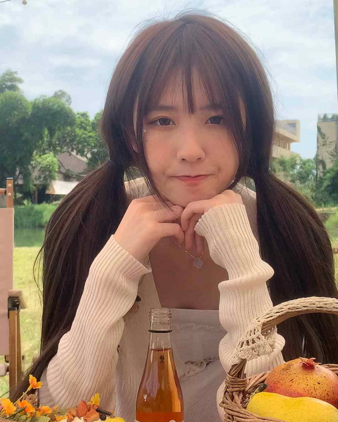 姐姐|秋游偶遇美女小姐姐，白色针织开衫搭配白色吊带裙，甜美俏皮又可爱