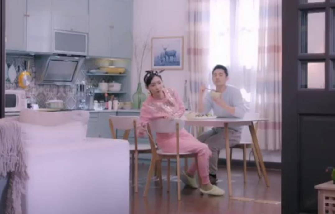 相片|王丽坤晒秋游美照，还拿瓜子喂鹦鹉，网友：想起“伯爵”了