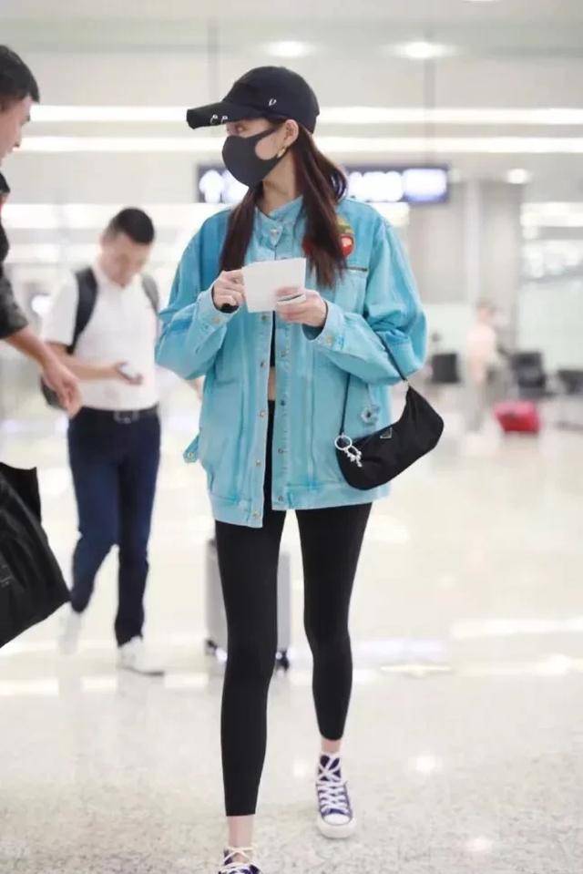 示范|关晓彤示范匡威的正确穿法：将鞋带“缠绕”在脚踝上，时尚满分！