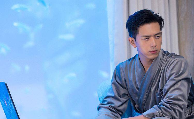 韩商言|李现戏里戏外都太苏！穿浴袍在线撩妹，私服衬衫穿搭变身“校草”