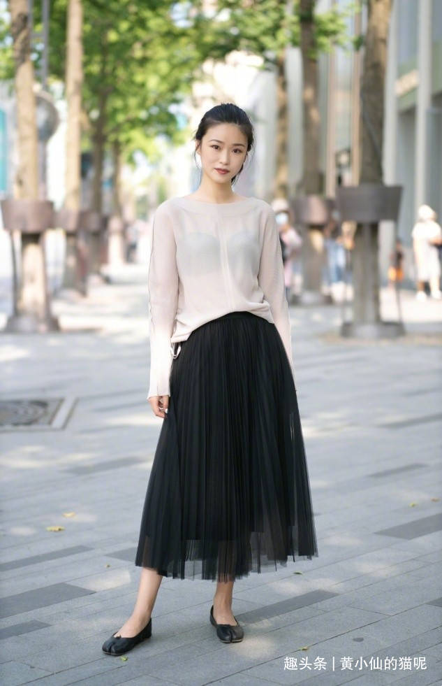 短裙|赵丽颖路透生图状态真好，戴贝雷帽穿小短裙似少女，甜美又可爱