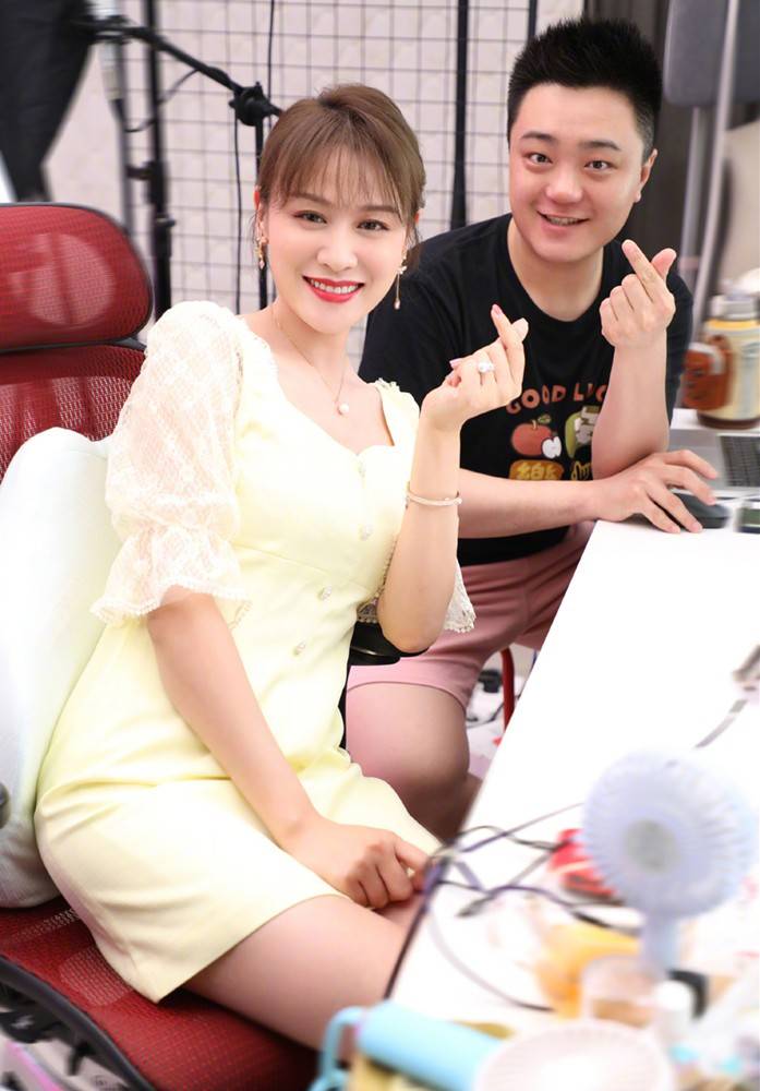 服装|不敢信叶一茜庆祝的是37岁生日，穿泡泡裙同框田亮像情侣，太减龄