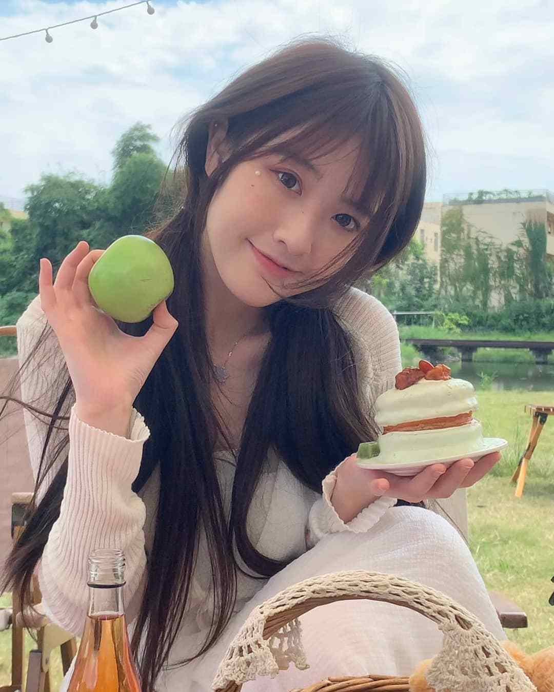 姐姐|秋游偶遇美女小姐姐，白色针织开衫搭配白色吊带裙，甜美俏皮又可爱