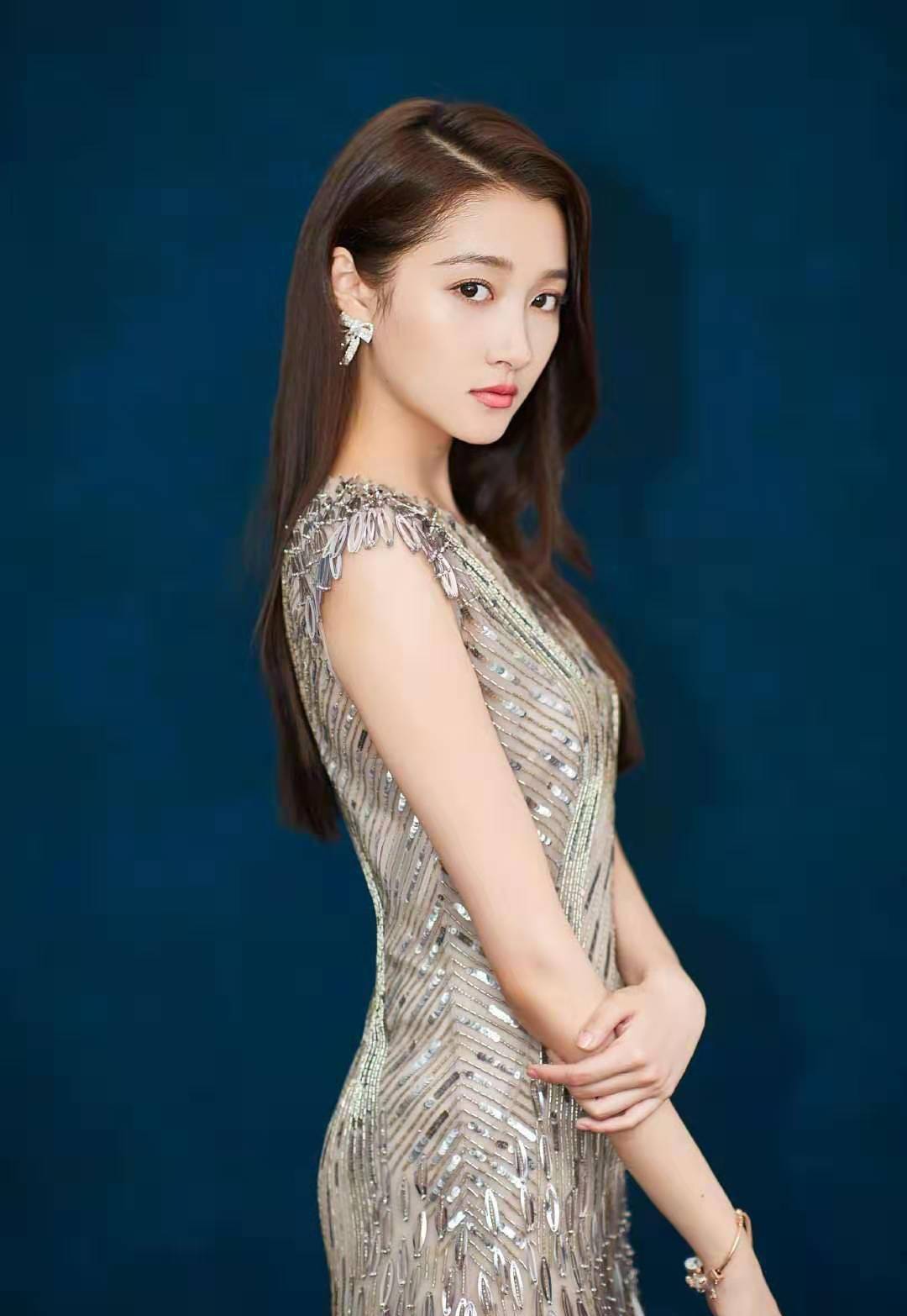 设计|关晓彤真是“腿精”，身穿亮片连衣裙搭配高跟鞋，大长腿秀不完