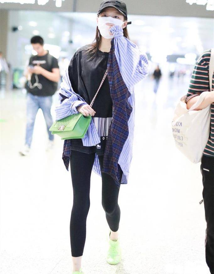 黑色|杨超越和关晓彤,只差1岁,同穿拼接衬衫,风格差距却这么大?