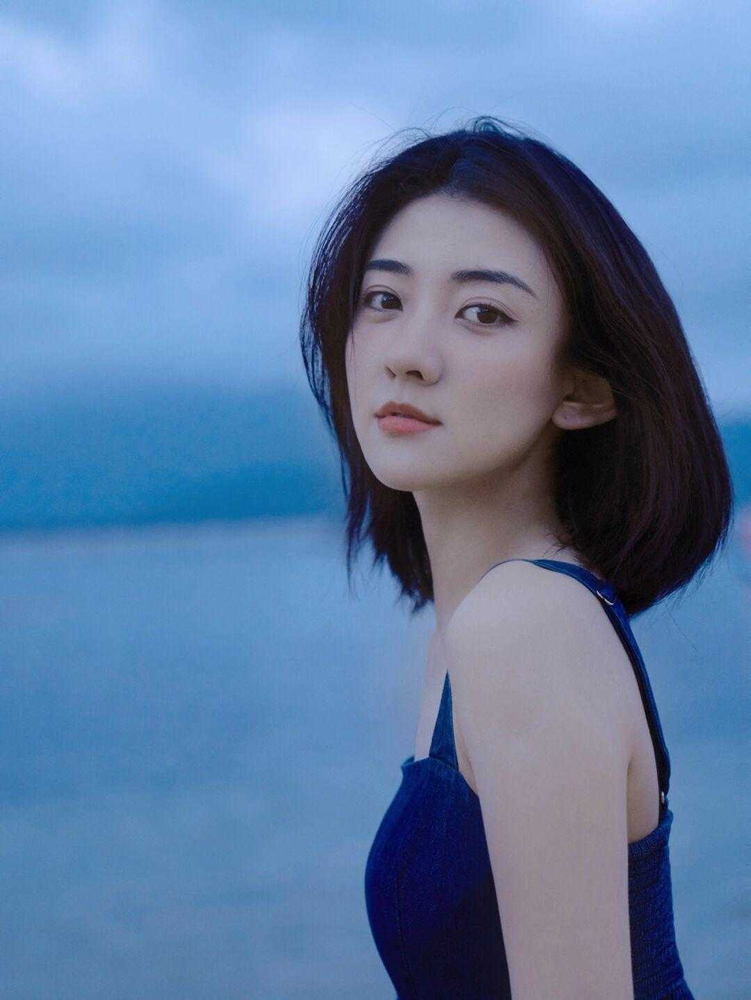 显得|入秋后买吊带连衣裙，可以选择这款“高级色”，显白衬肤还提气质