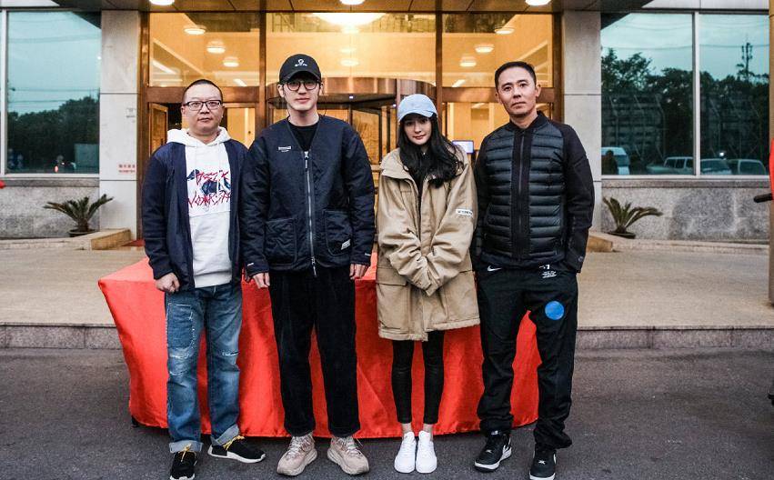 身材|杨幂新戏开机又穿“无痕裤”，小腿成功抢镜，网友：比我胳膊还细