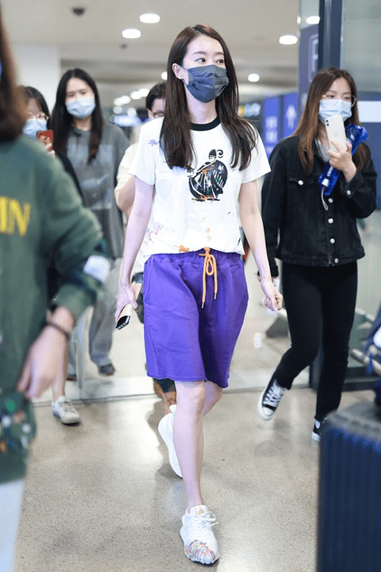 颜色|张小斐火了人也没飘，穿爷爷辈的衬衫配中裤，没点自信不敢轻易试