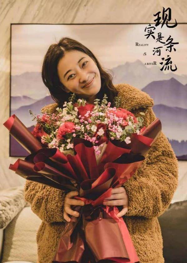老公|梅婷新戏杀青，她留卷发意外洋气，孙红雷前女友罕露面太显心酸
