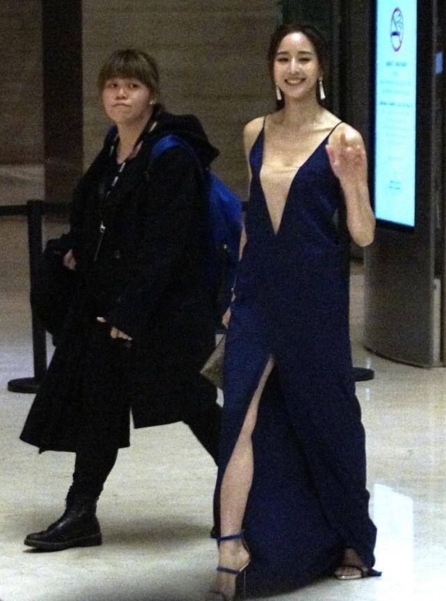 曲线|张钧甯对身材还挺自信的，一袭开叉长裙秀曲线，走起路来好撩人