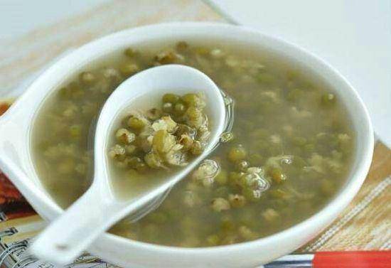 肠胃|喝绿豆汤能降低血糖？医生：想降血糖或可多吃这5种食物，了解下