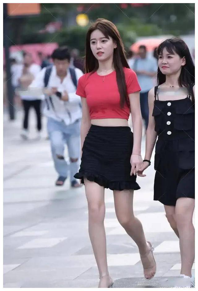 颜色|红色短T恤搭配黑色百褶裙，一种自然的美，凸显完美身材