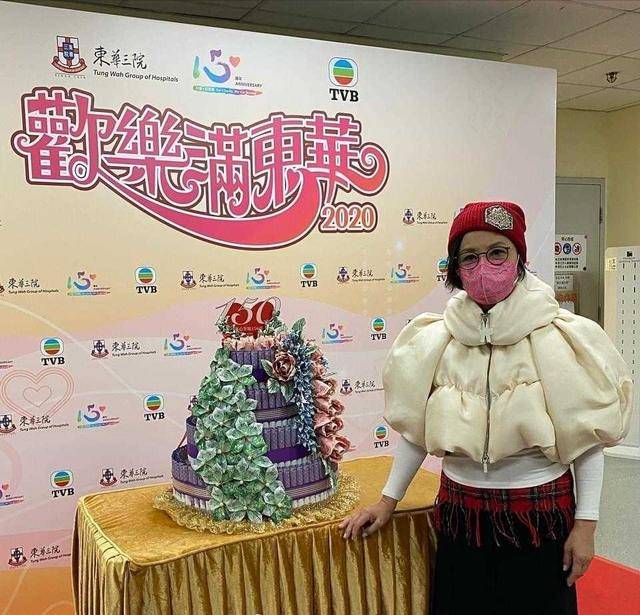 进行|汪明荃一点不服老，穿高领连衣裙优雅神秘，简约温柔又有气场