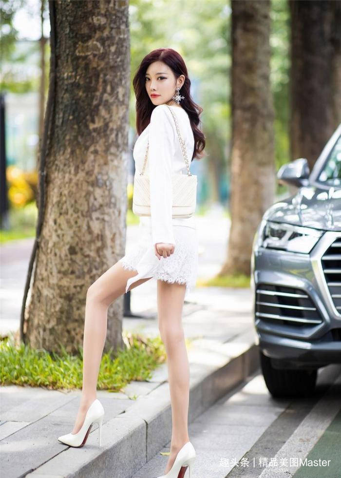 漂亮|街拍：高跟鞋搭配雪纺包臀裙，尽显女神气质
