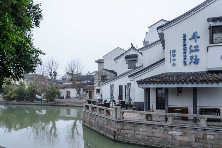 平江路：苏州的历史老街，沿河而建，是古城历史的缩影