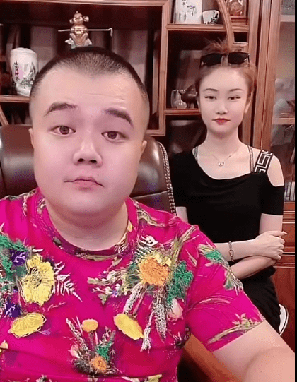 快手辛选主播"群殴"散打,豪刷1700w偷塔失误,二驴惜败!_蛋蛋
