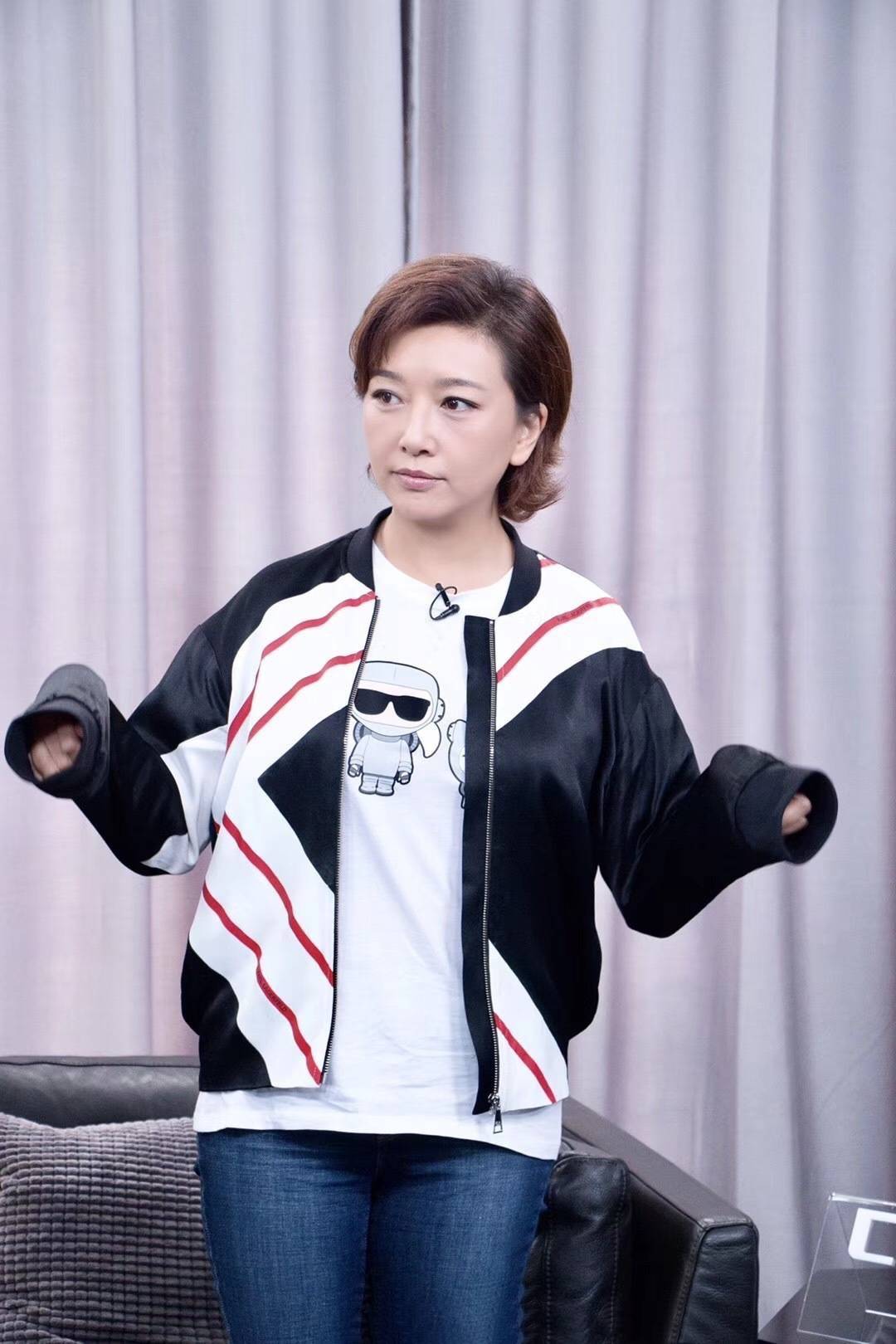 江珊真的是时光美人穿花苞印花裙明艳高贵侧卧如沉睡女王